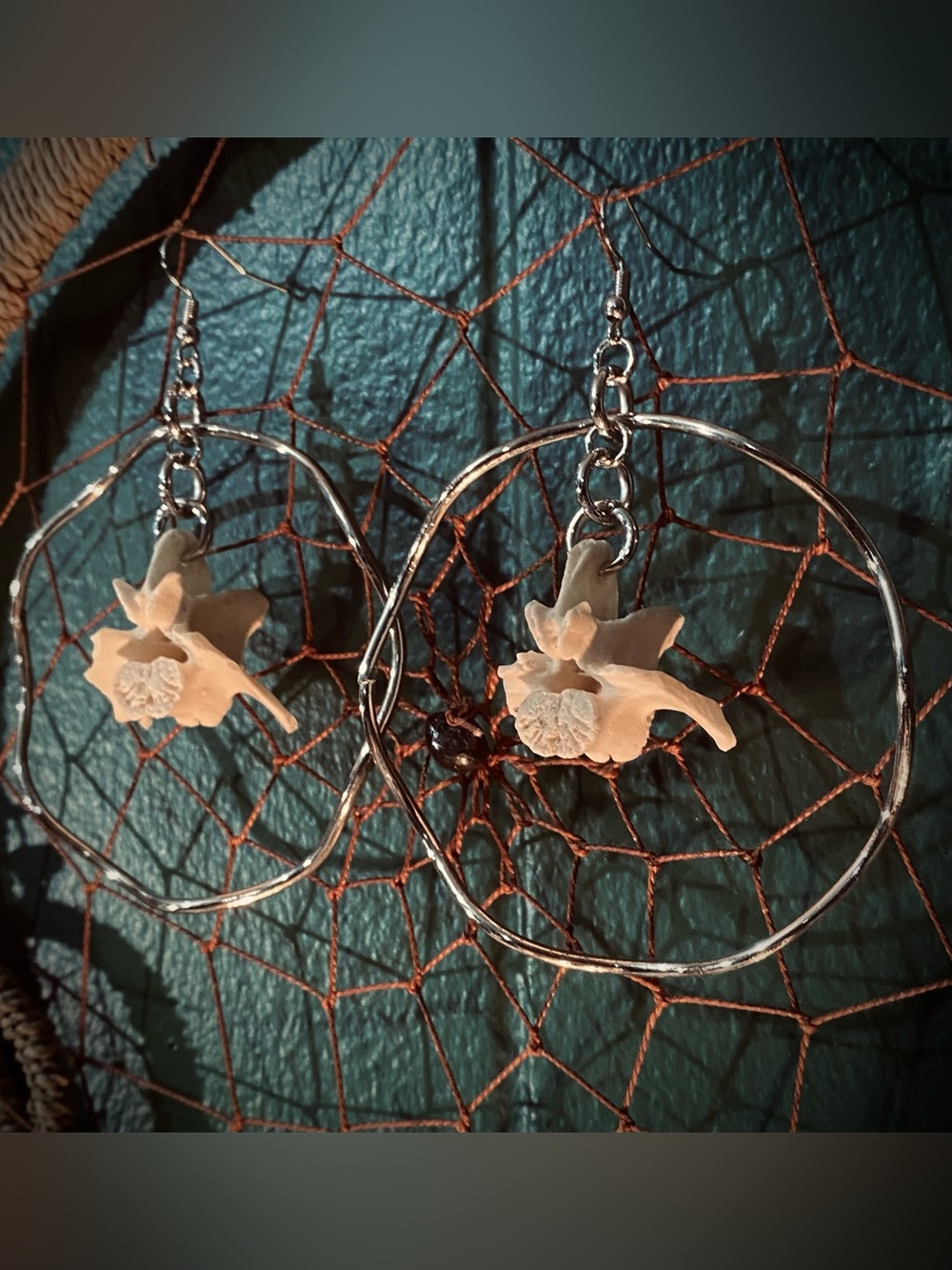 Possum Vertebrae Wavy Hoop earrings - Picture 3 of 5